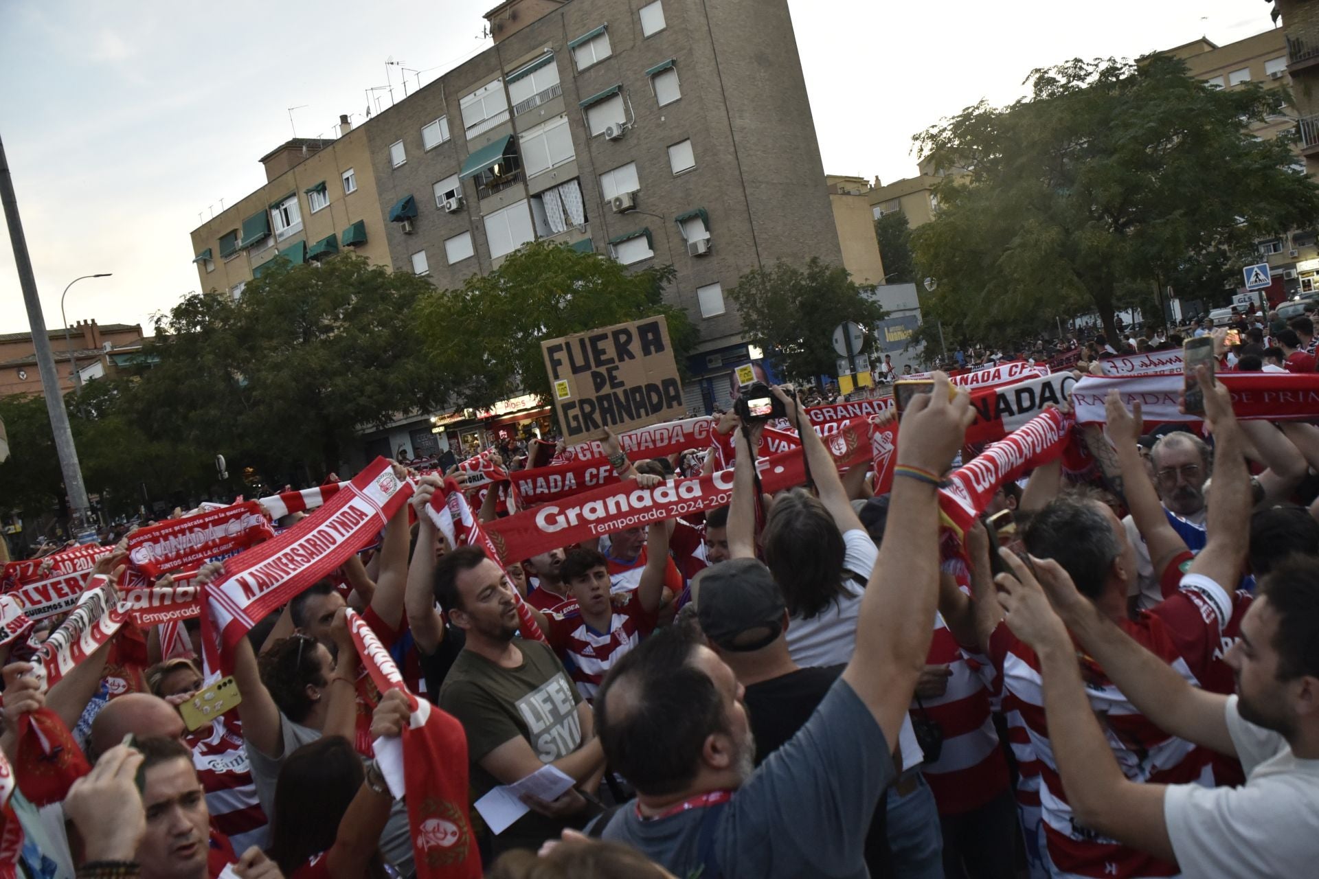 Las imágenes de la protesta de los aficionados del Granada