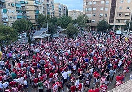 Parte de la afición del Granada, durante la protesta previa al partido con el Mirandés.