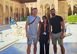 El actor británico junto a su pareja y una guía.