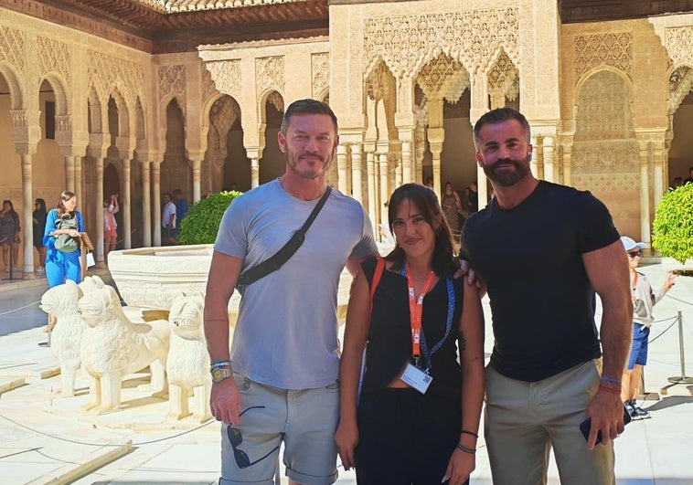El actor británico Luke Evans visita la Alhambra y pasea por el Albaicín