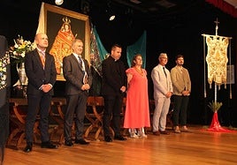 El pregonero Antonio Contreras ante el cuadro de la Virgen.