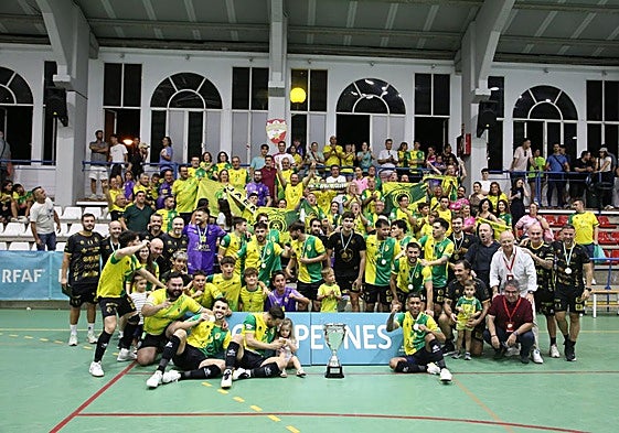 Los integrantes de la plantilla amarilla celebran el título cosechado en Villa Del Río.