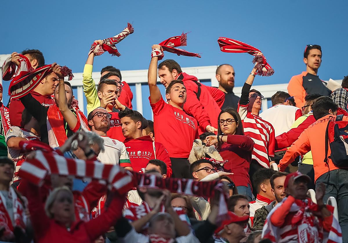 Aficionados del Granada en La Rosaleda en un partido anterior.