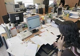 Funcionarios en oficinas de la Junta en tareas de gestión y tramitación de expedientes.