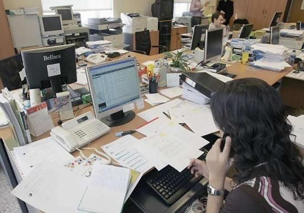 Funcionarios en oficinas de la Junta en tareas de gestión y tramitación de expedientes.