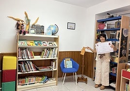 Mari Ángeles Cabrerizo en el nuevo rincón creado gracias al premio 'María Moliner'.