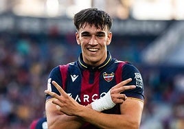 Carlos Espí celebra un gol con el Levante la temporada pasada.