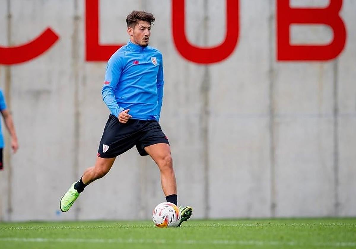 Unai Vencedor juega un balón durante un entrenamiento con el Athletic.