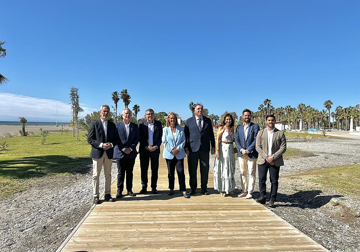 Las autoridades en una pasarela de la senda litoral de Motril.