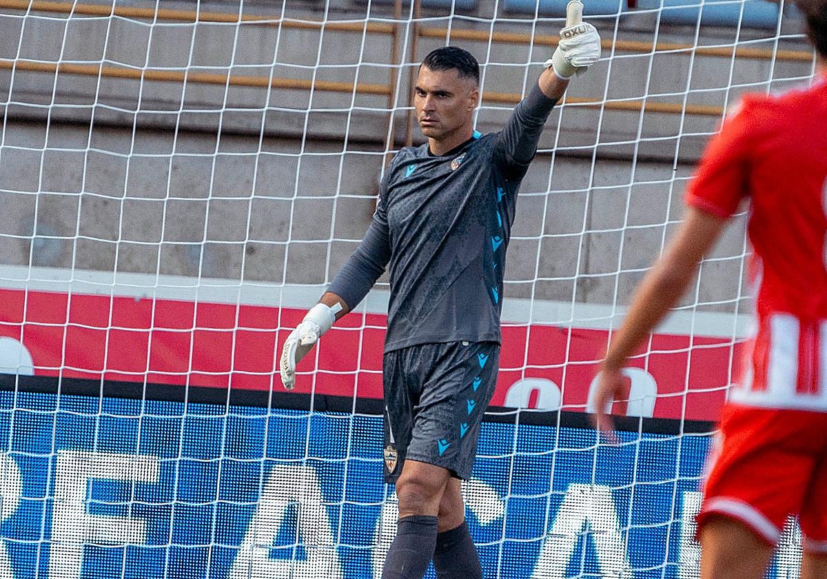Andrés Fernández defendiendo la portería del Almería
