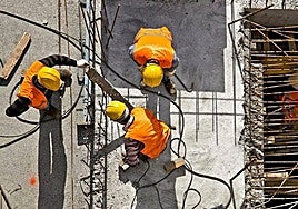 Operarios en una obra durante su jornada laboral.