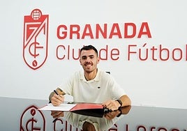 Álex Sola firma su contrato.