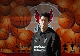 Eloy Almazán posa ante la sede del club rojinegro cuando se cumple dos meses de su vuelta al mismo.