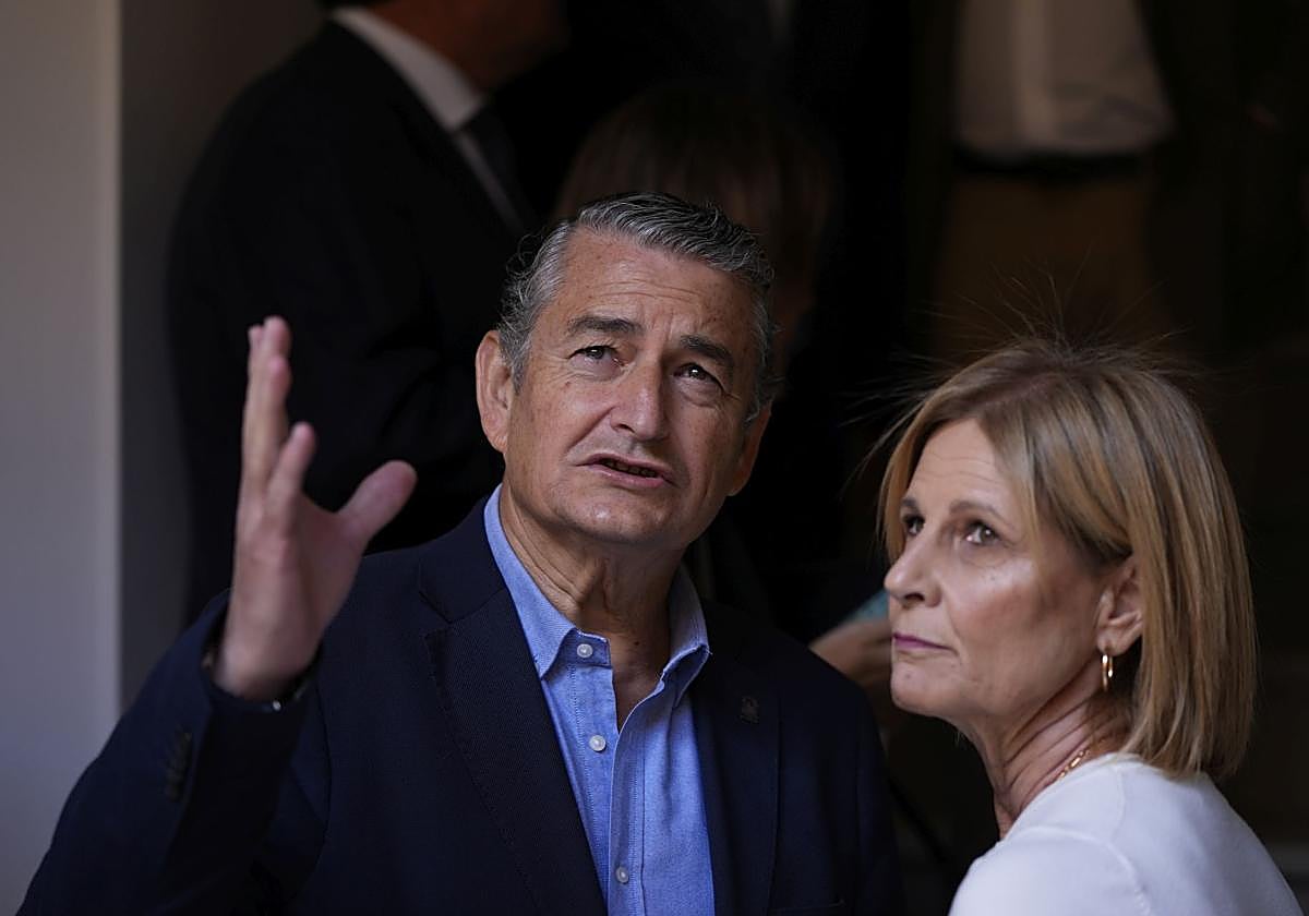 Antonio Sanz visita el Ayuntamiento de Jerez de la Frontera.