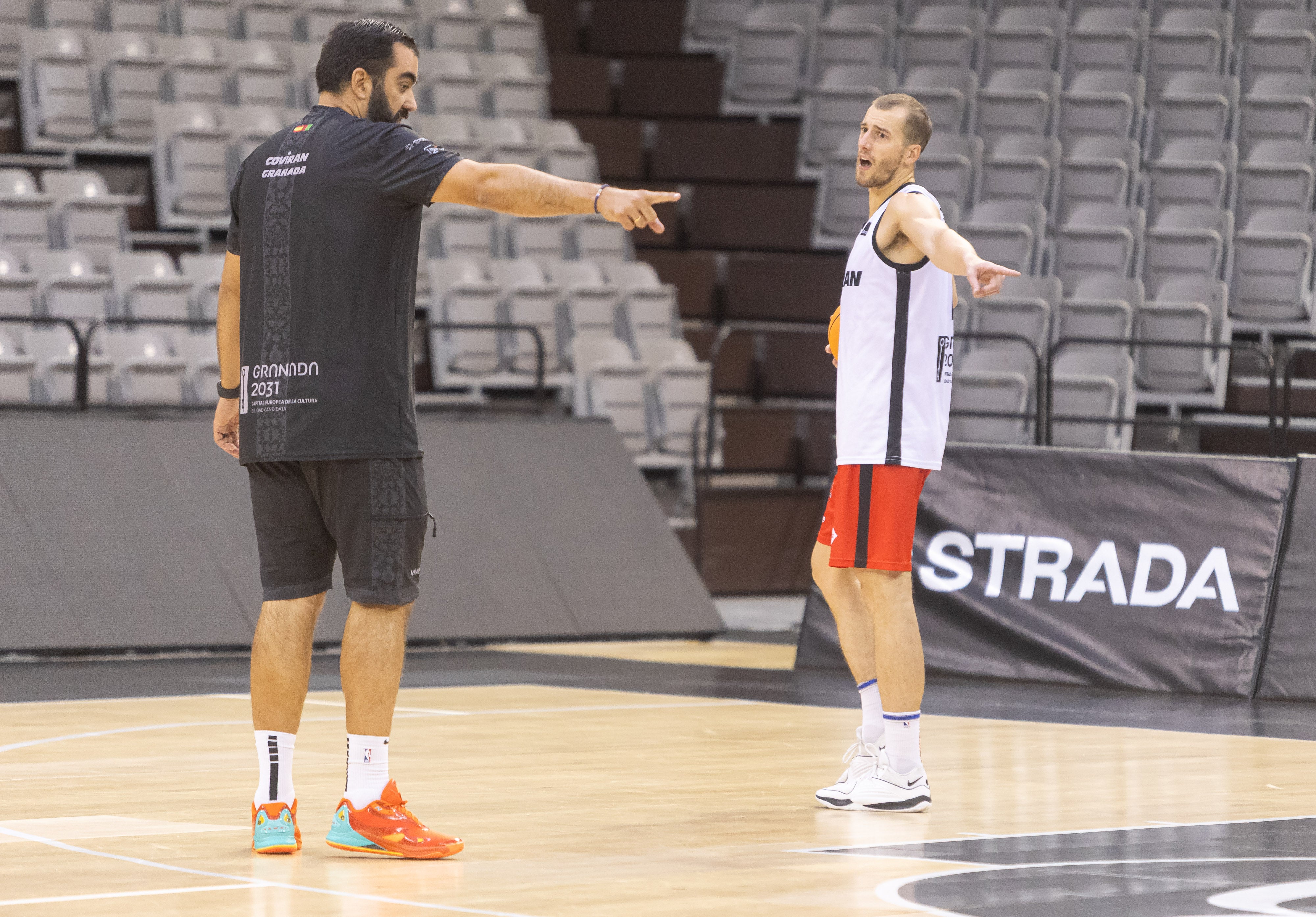 Matt Thomas (d) charla con Ramón Díaz sobre opciones para el ataque del Covirán.