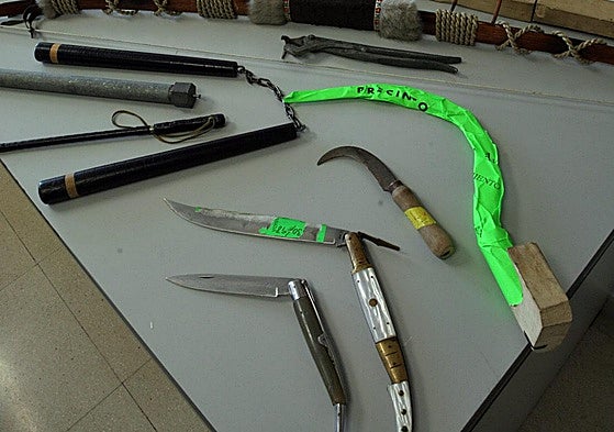 Selección de armas blancas confiscadas por la Policía Local de Granada en una imagen de archivo.
