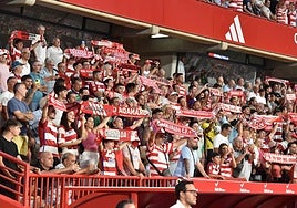 Aficionados del Granada en el sector de Tribuna de Los Cármenes esta campaña.