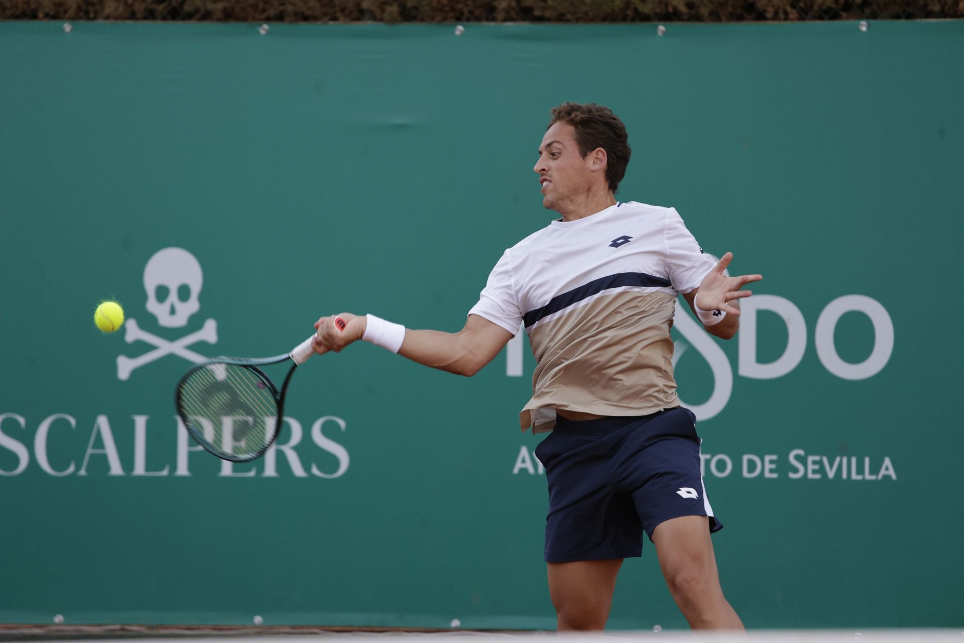 Roberto Carballés sufrió una lesión muscular en el torneo de Sevilla.