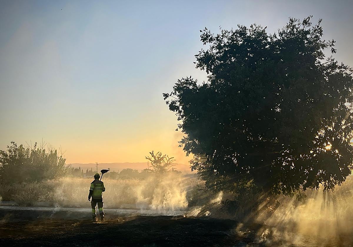 Bomberos en el incendio que se produjo ayer por la tarde en Maracena.