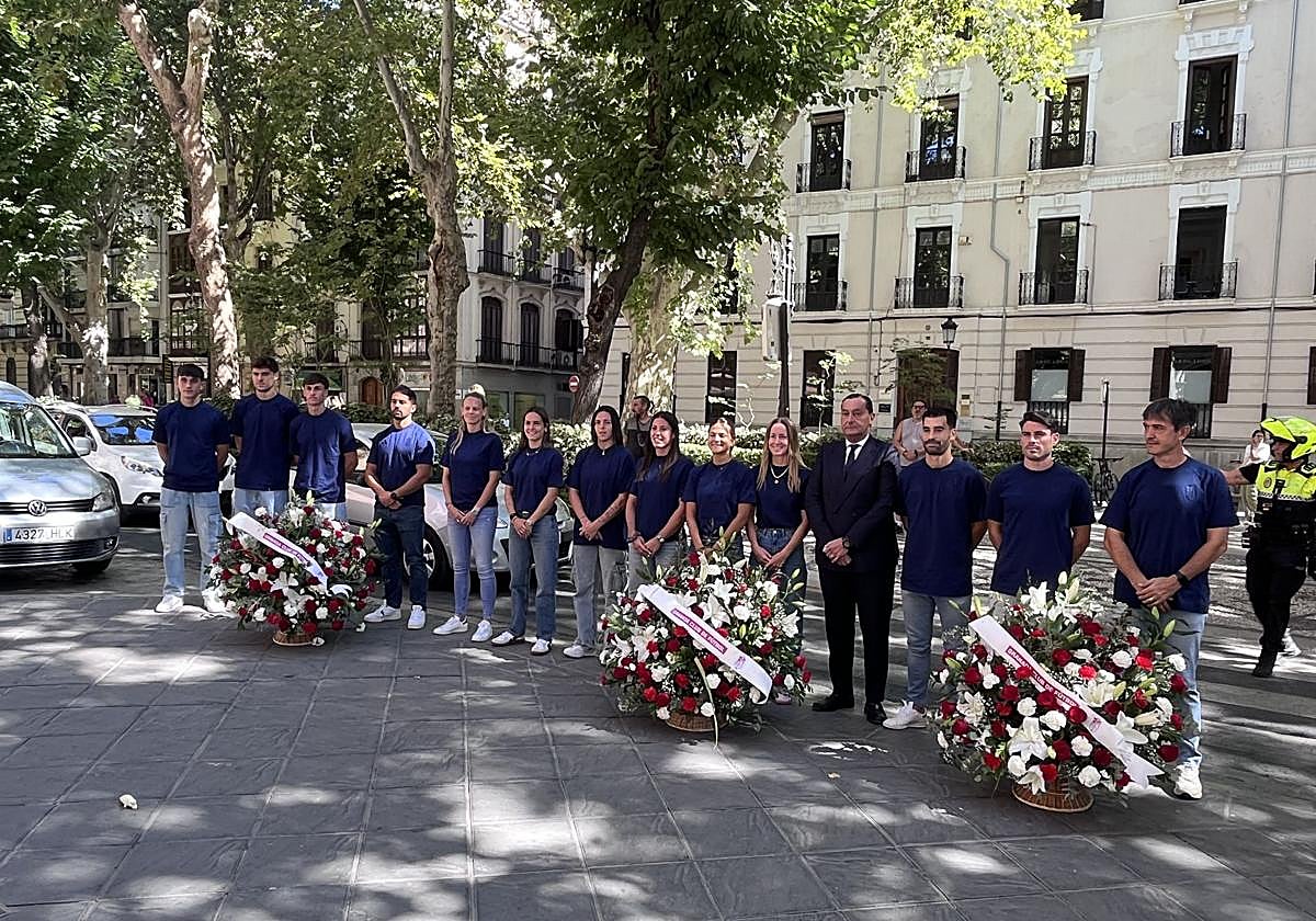 Representantes del Granada posan en la Carrera de la Virgen antes de la ofrenda floral.