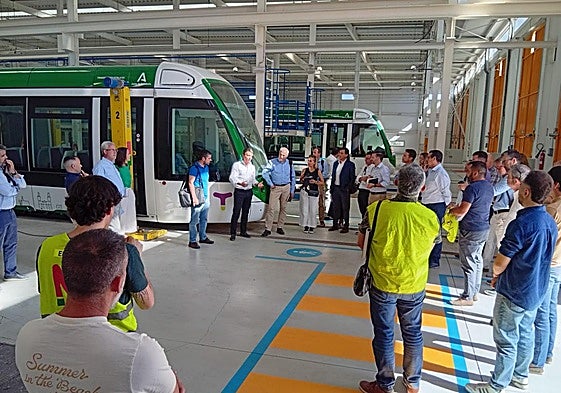 Visita de las empresas a las cocheras del tranvía.
