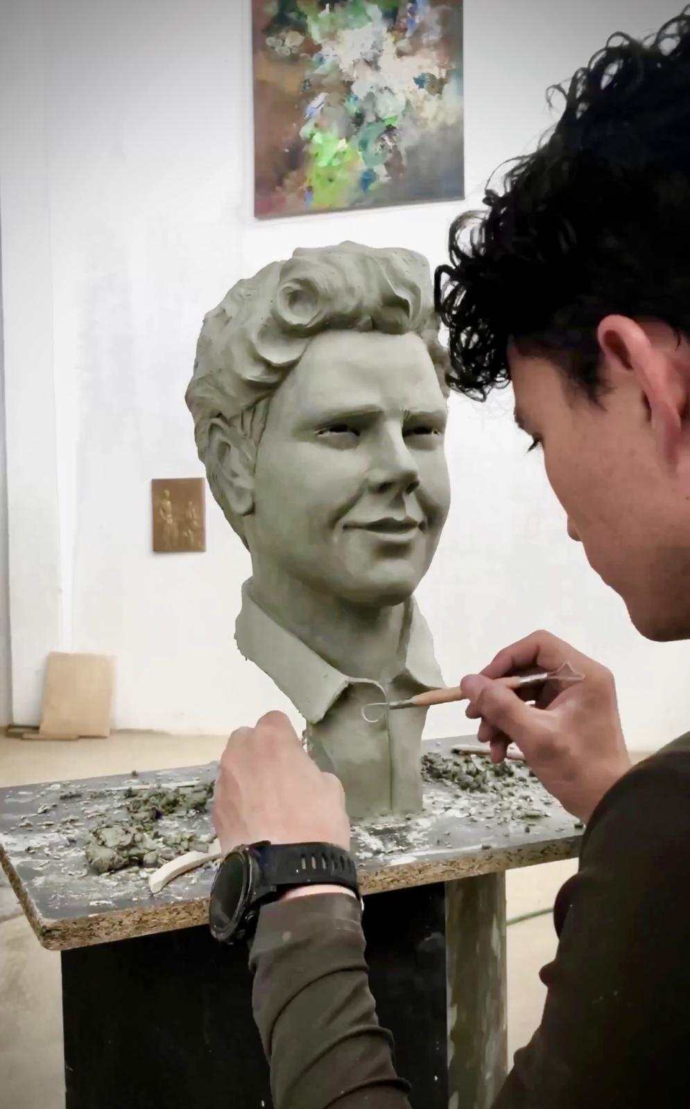 Imagen principal - El «influencer de Dios» con un monumento en Granada