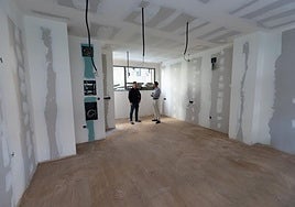 El esponsable del departamento de inversiones del Grupo Torres, José Muñoz, y el arquitecto Luis Fdez. en el interior de uno de los nuevos 'lofts' que se construyen en el antiguo local de una clínica en Jardines del Triunfo.