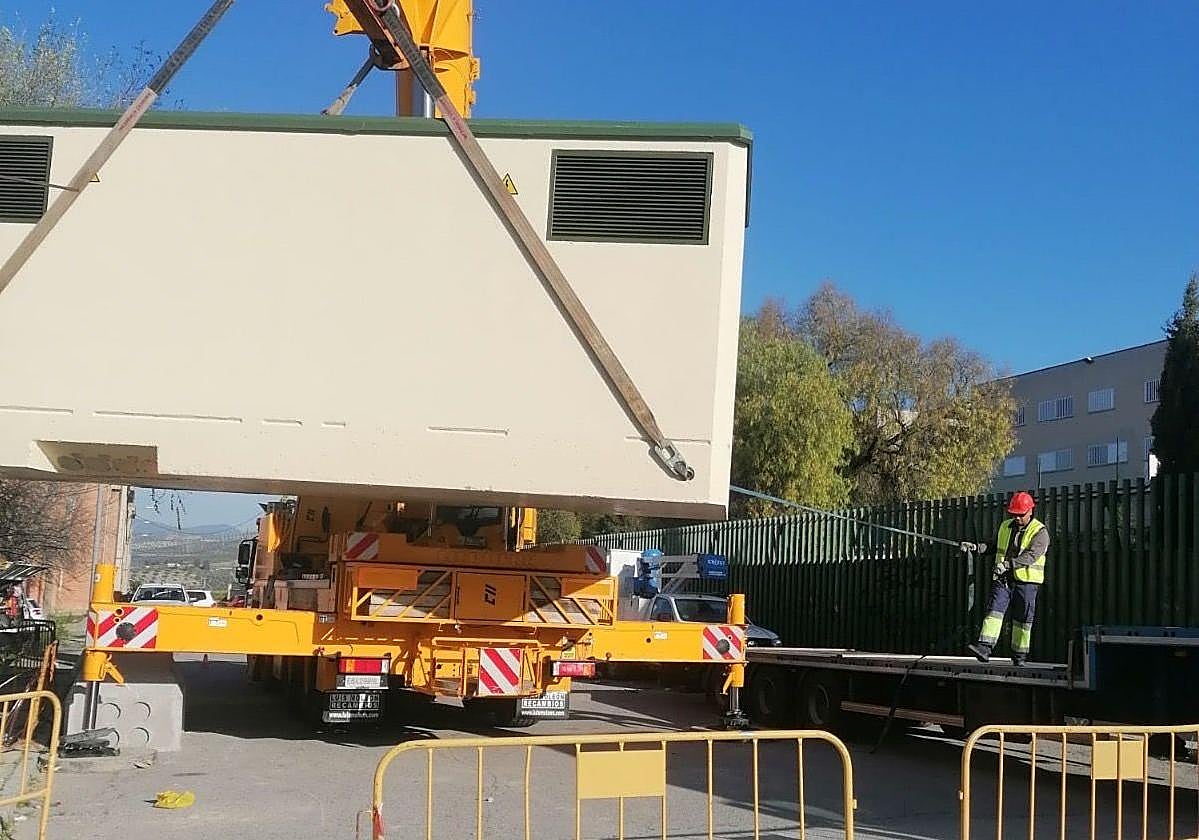 Imagen de la instalación del centro de transformación en el barrio de Las Flores.