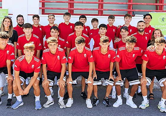 Uno de los equipos del Granada, durante el torneo benéfico.