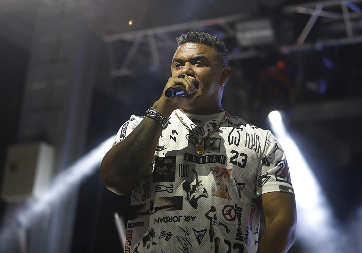 Henry Méndez en un concierto de las Fiestas de San Antolín Madrugada.
