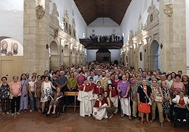El párroco Víctor Valero, rodeado de los más de 400 alhameños que fueron a despedirle el domingo.