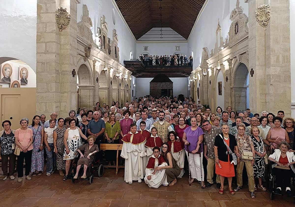 El párroco Víctor Valero, rodeado de los más de 400 alhameños que fueron a despedirle el domingo.