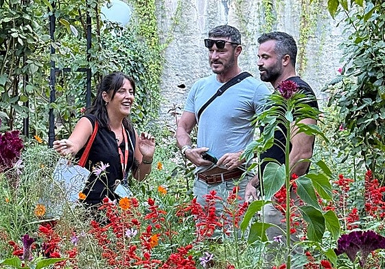 Luke Evans (centro) y su pareja (derecha) junto con la guía que les acompañó en su visita a Granada.