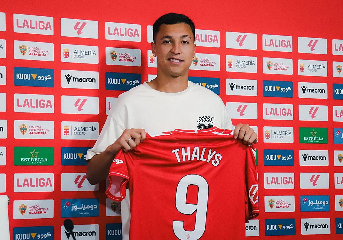 Thalys posando con la camiseta del Almería