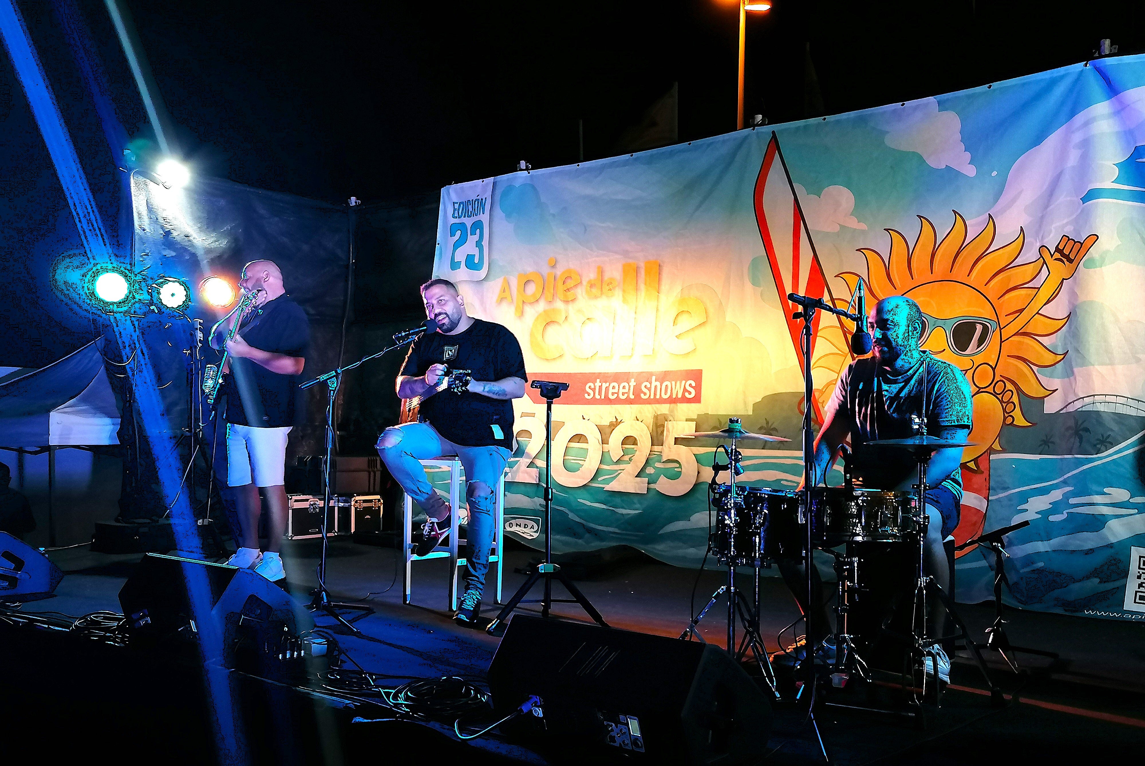 Jesús Cortés ofrece un amplio repertorio ante su público en la Urbanización de Roquetas de Mar