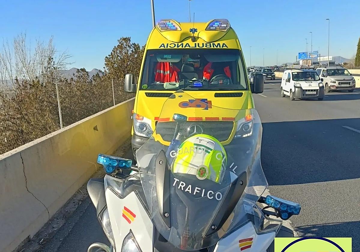 Actuación de Guardia Civil y 061 en una imagen de archivo