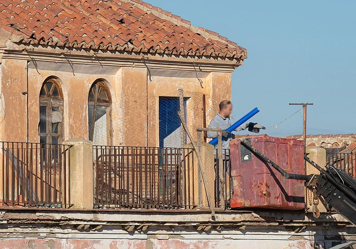 Trabajos de la compañía e el tejado del edificio meses atrás.