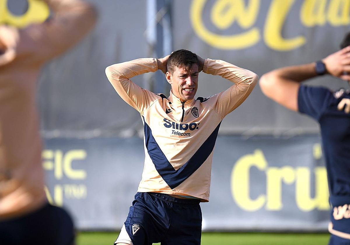 Rubén Alcaraz, en un entrenamiento con el Cádiz.