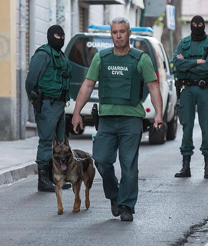 Imagen secundaria 2 - Juan de Dios en la Comandancia y en una operación del pasado.