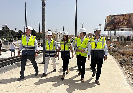 Rocío Díaz, en el centro, durante una visita a las obras este verano.