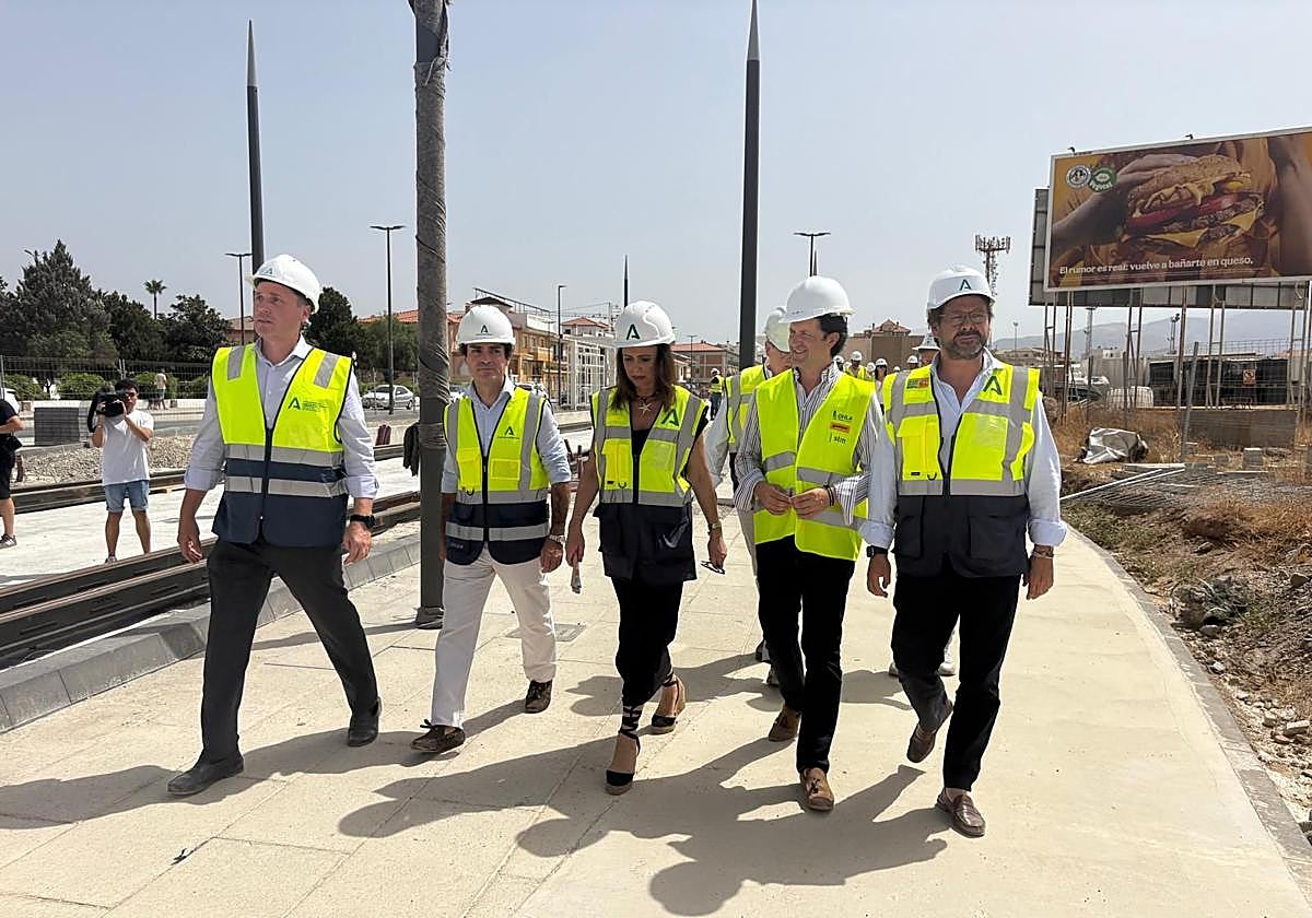 Rocío Díaz, en el centro, durante una visita a las obras este verano.