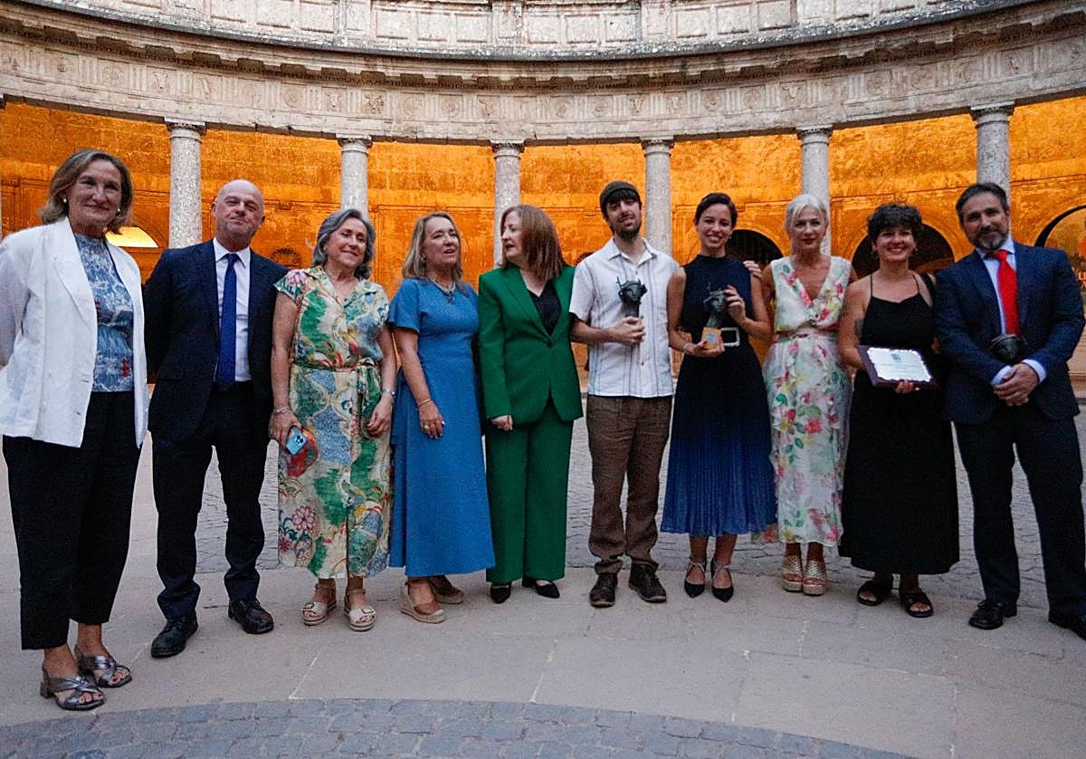 Los premiados, con directivos de la AAEC y la consejera de Cultura en el Palacio Carlos V.