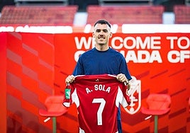 Álex Sola posa con la camiseta del Granada.