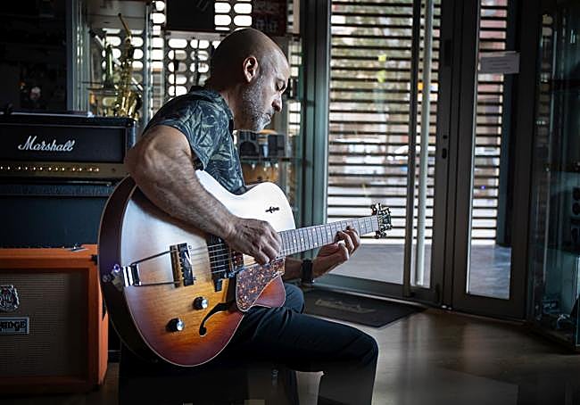 Almendros afinando una guitarra.