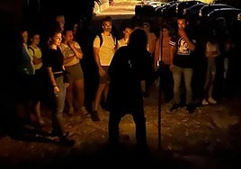 Un grupo de senderistas congregados en una salida nocturna.