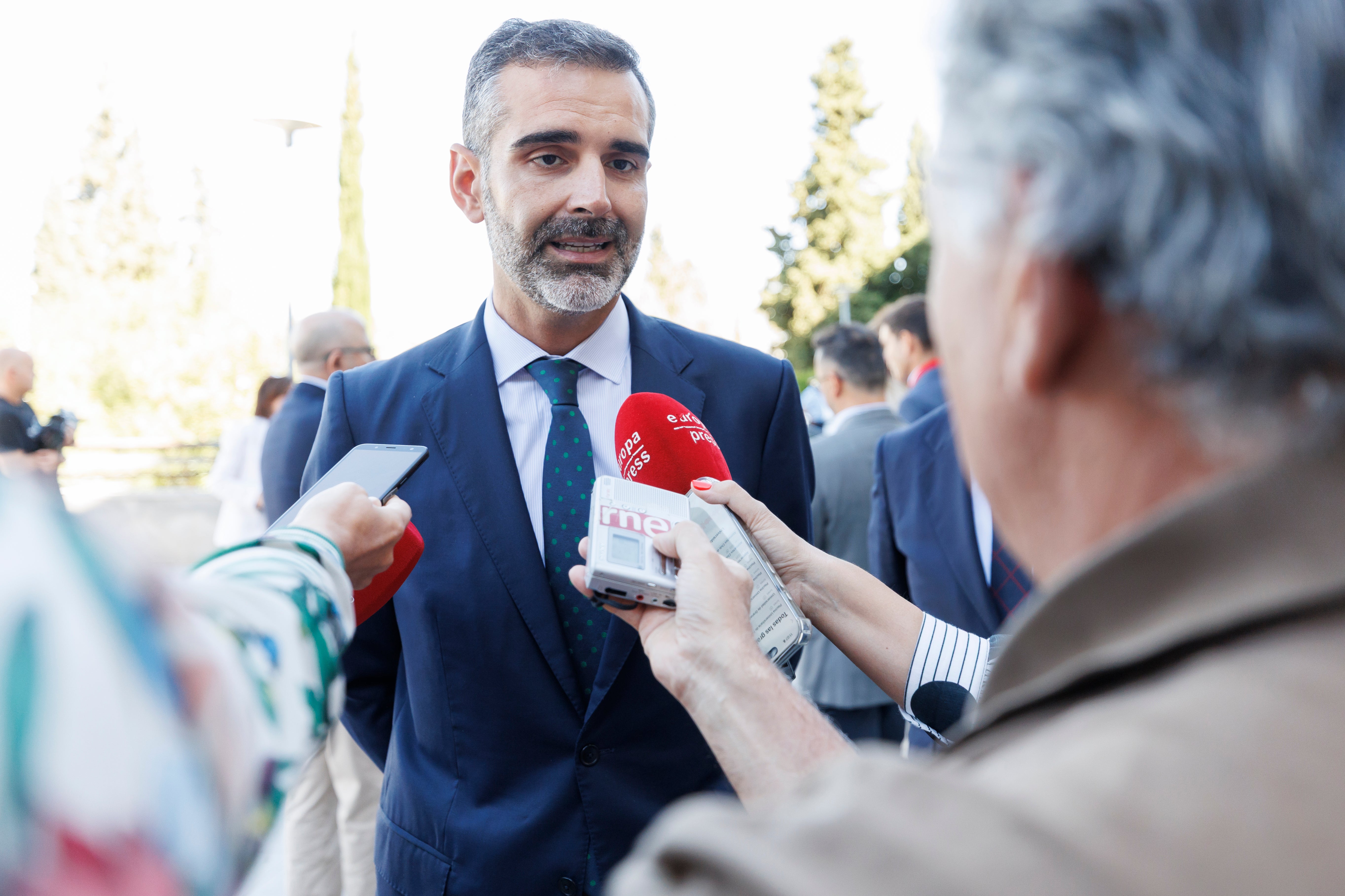 El consejero de Agricultura, Pesca, Agua y Desarrollo Rural de la Junta de Andalucía, Ramón Fernández-Pacheco, atiende a los medios de comunicación.