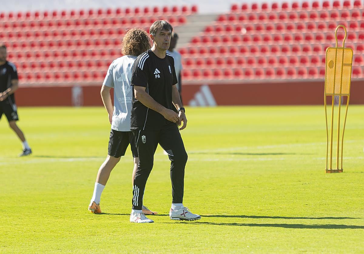 Pacheta da indicaciones en el entrenamiento del Granada.