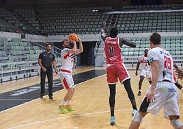 Edu Durán lanza de triple en el amistoso en Murcia.