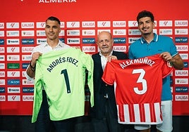 Mariano Blanco consejero del Almería realizando una de las presentaciones