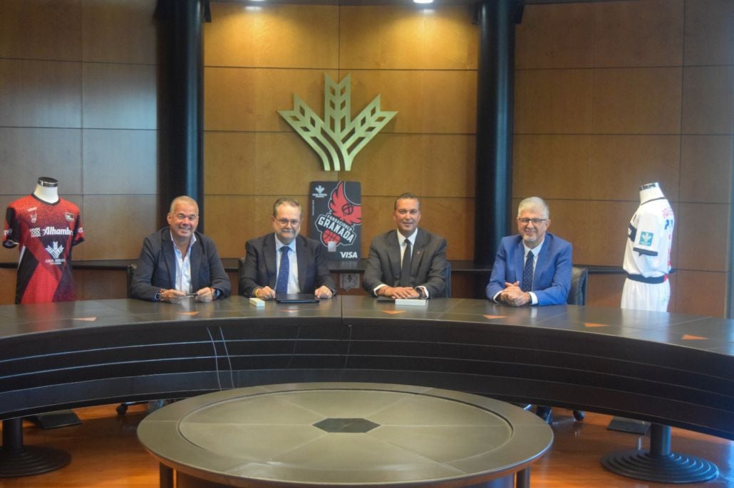 Representantes de la Caja Rural y del Fundación CB Granada tras la firma de su convenio.